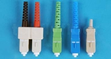 SC Conector simplex ou duplex compatível com as normas ANSI, IEC, TIA/EIA, NTT e JIS