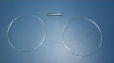 Mini isolador de estágio único insensível à polarização