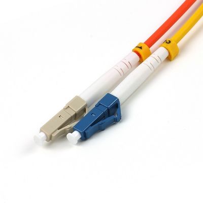 Condicionamento de modo Fibra óptica Patchcord com baixa perda de inserção ≤ 0,3dB LSZH Material do casaco e comprimento personalizado