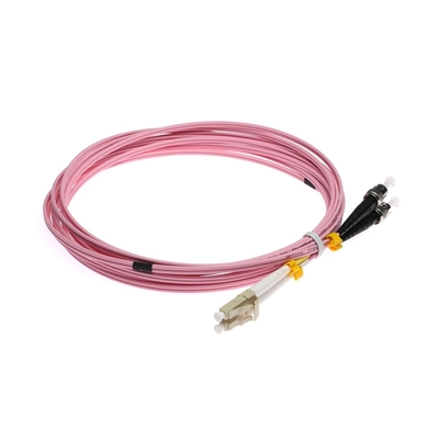 Cor cor-de-rosa frente e verso do cabo de remendo da fibra ótica multimodo de LC-ST OM3