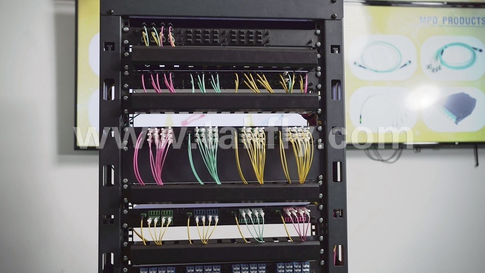 Novo painel MPO de alta densidade e montador de rack de tamanho pequeno, leve e resistente a impactos