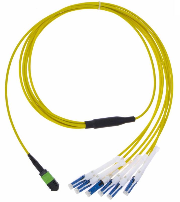 Para a utilização em veículos automóveis, a utilização de cabos de fibra óptica de fibra óptica de saída de MPO-CS deve ser feita com um fio de fibra óptica de fibra óptica de PVC/LSZH SM/MM